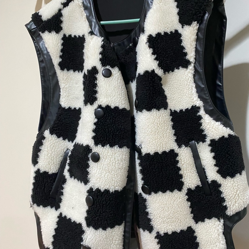 Furry vest in black / white !